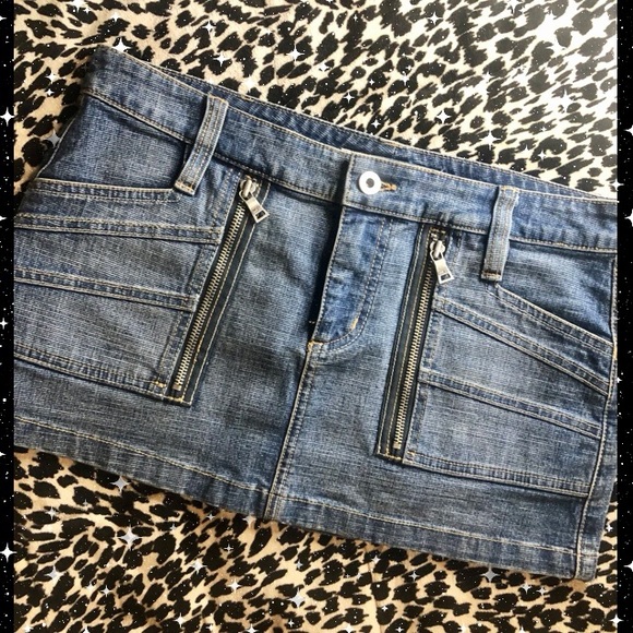 💜SOLD💜 Y2k Guess mini denim skirt with zippers - Picture 2 of 4
